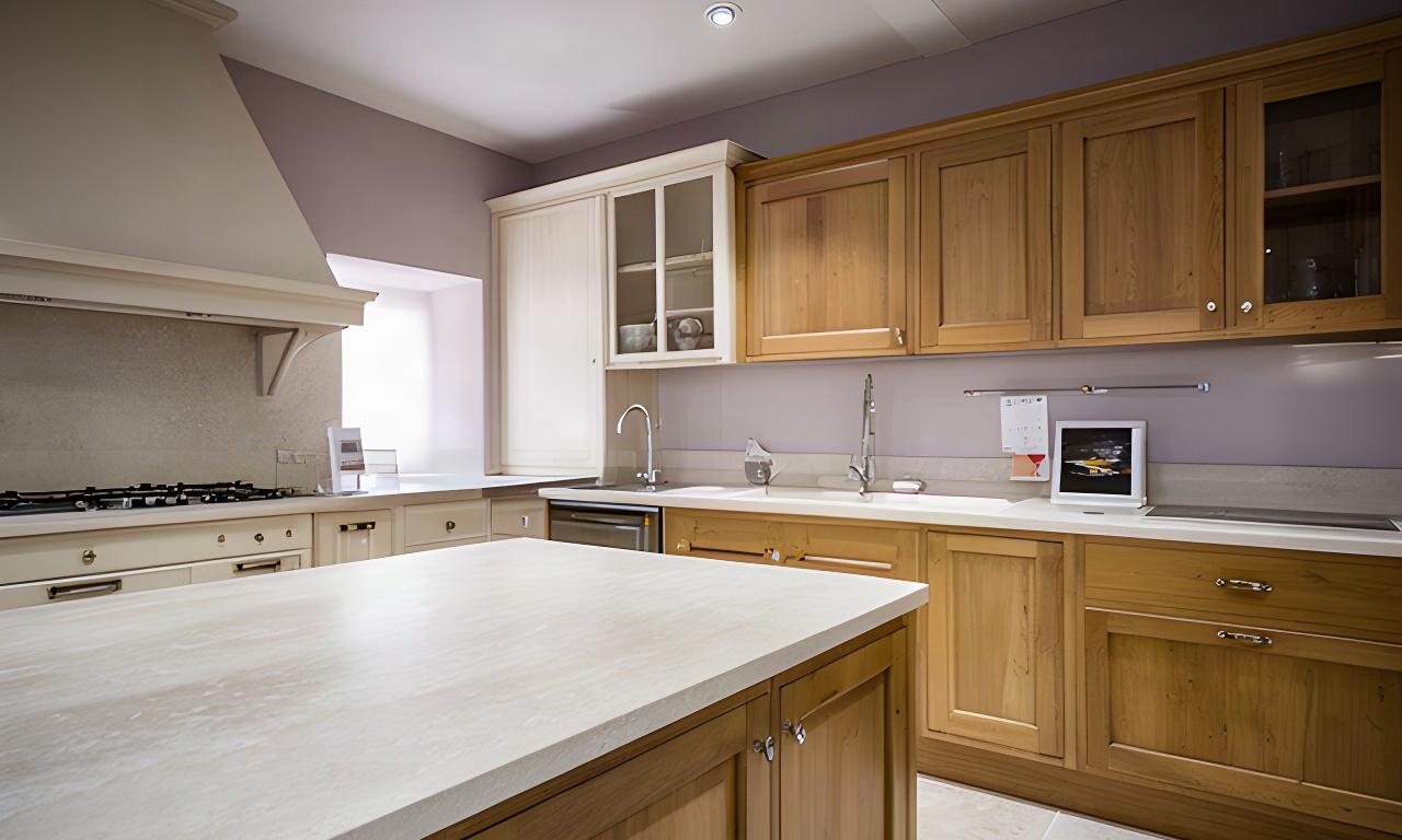 Dettaglio di una cucina italiana in legno e pietra nello showroom di Ruvo di Puglia