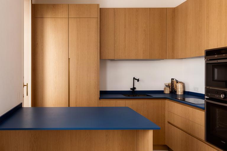 Cucina moderna in un appartamento di Ruvo di Puglia, con legno naturale e piano blu